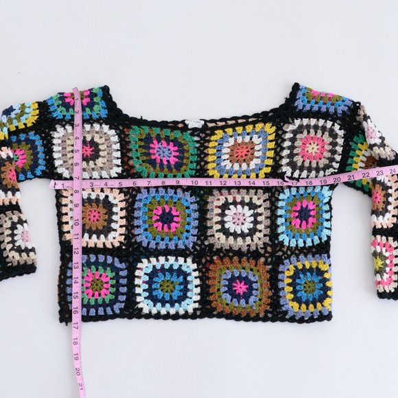 En Creme Flower Crochet Crop Long Sleeve Top - Picture 4 of 10